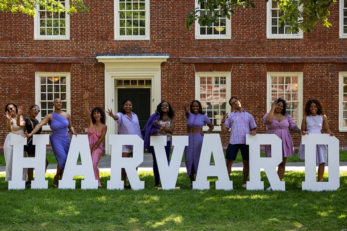 Students in front of Harvard Letters