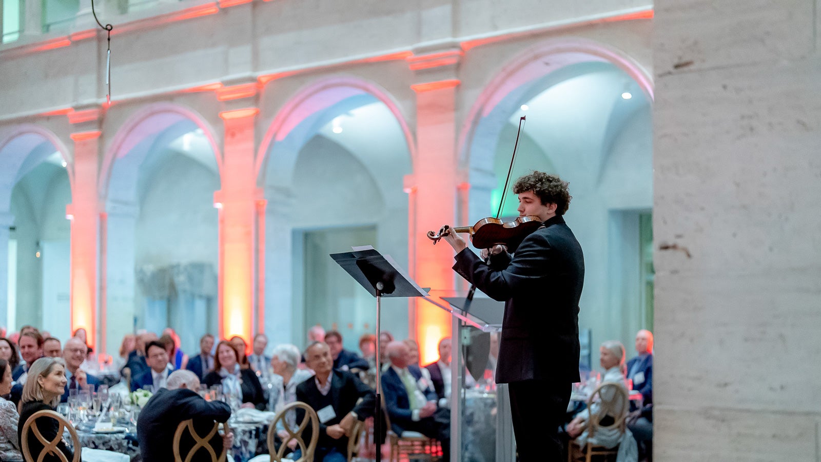 Ethan Chaves AB ’26 plays a selection of music at dinner