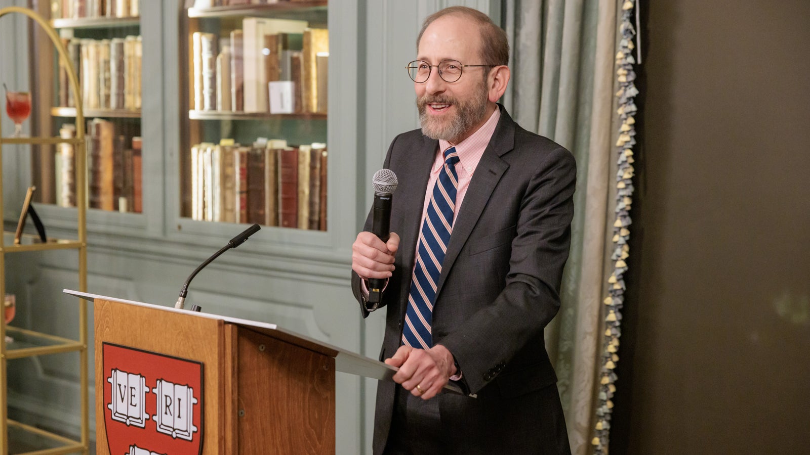 President Alan Garber AB ’77, PhD ’82 delivering remarks at the 2024 Global Advisory Council meeting.