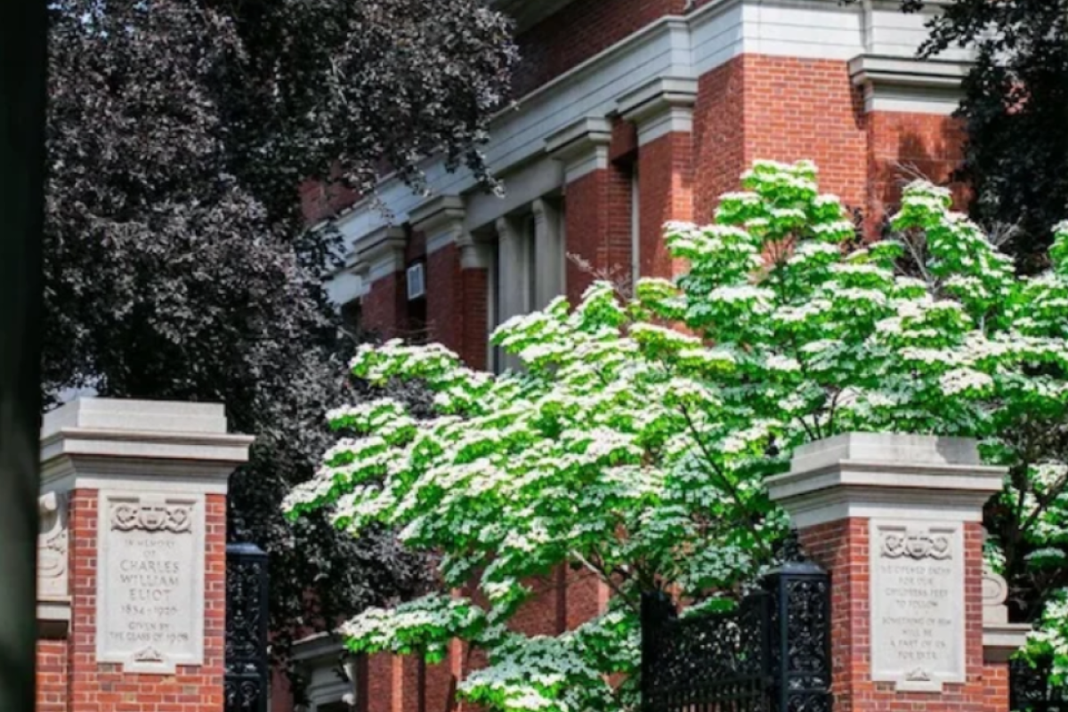 Harvard's Eliot Gate
