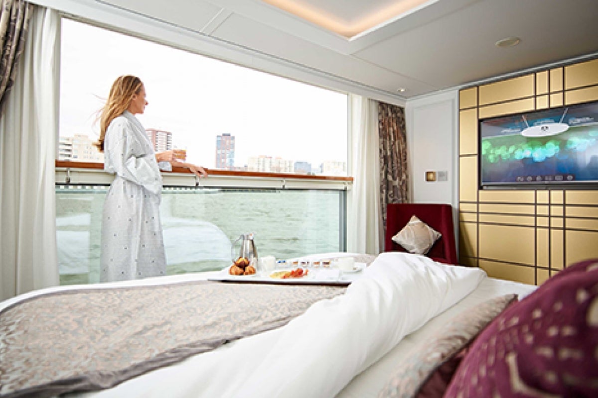 Suite with panoramic balcony-window