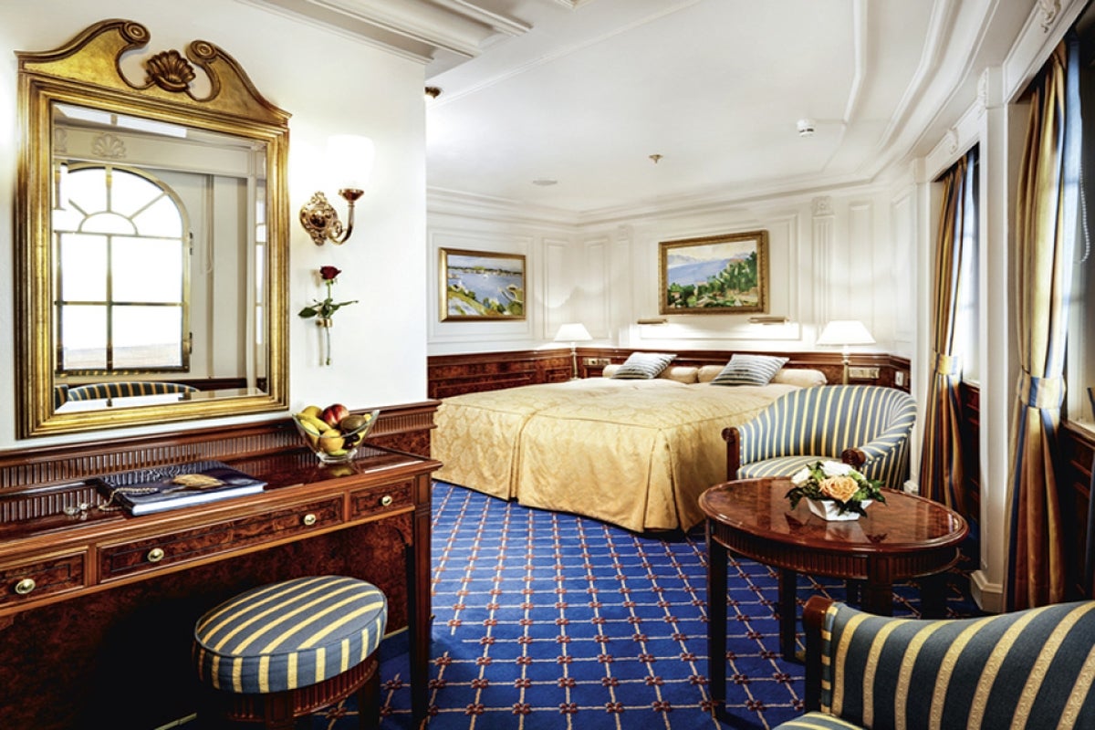 Category 5 Deluxe Cabins, Promenade Deck: 301 & 302