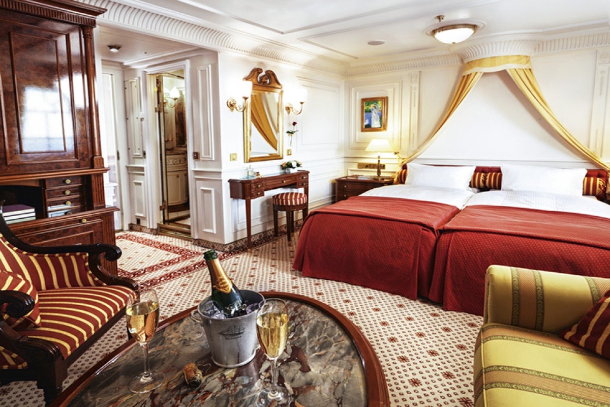 Category 6 Junior Suites, Promenade Deck: 303-319