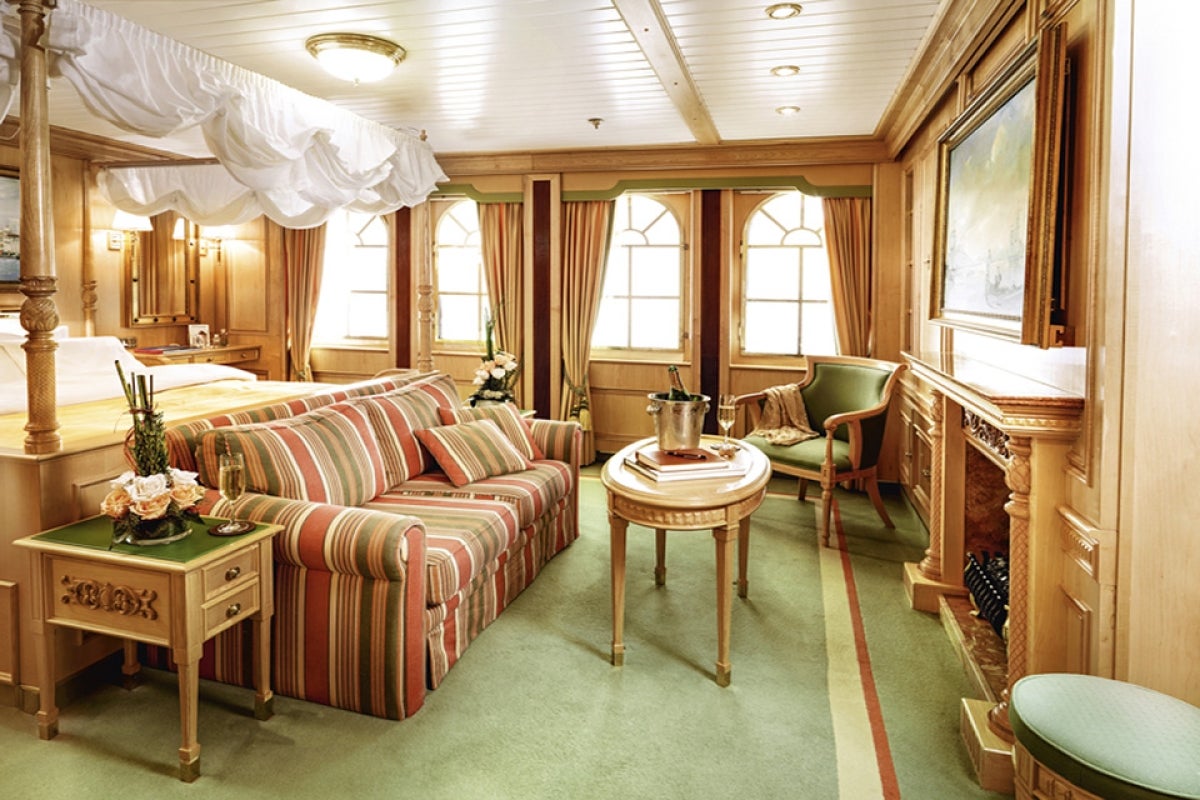 Category 7 Owner's Suites, Lido Deck: 401-402