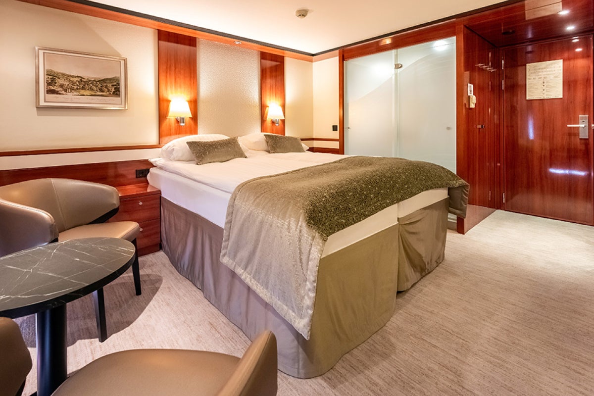 Category 1, Premium Cabin, Middle Deck