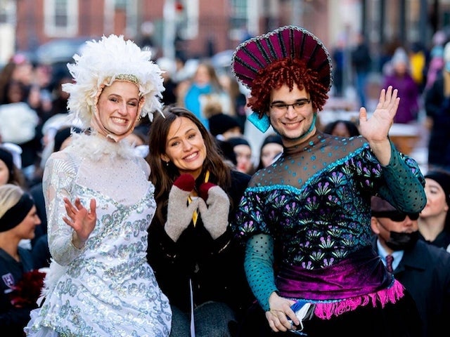 Hasty Pudding Woman of the Year Jennifer Garner, flanked by Lyndsey Mugford and Nick Amador, parades through Harvard Square.