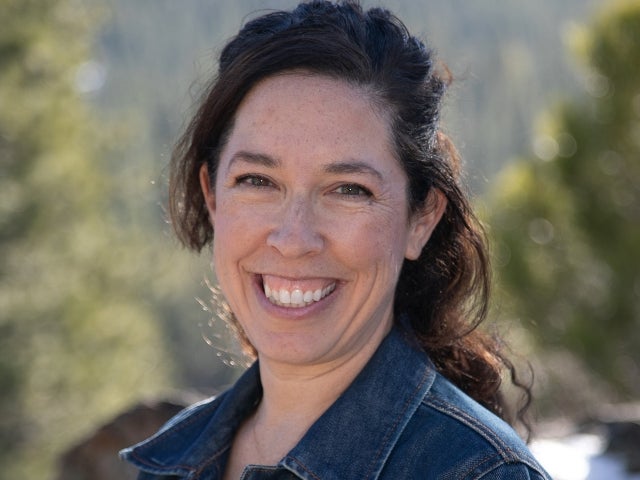 Dara Olmsted Silverstein AB ’00 smiling with green trees in the background