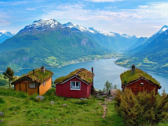 houses overlooking lake