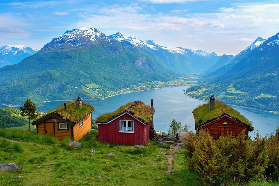 houses overlooking lake